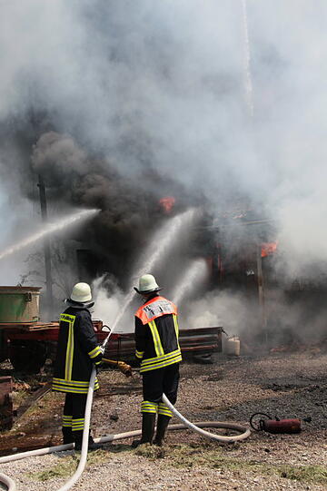 In Polling im Landkreis Mühldorf am Inn ist am Mittwoch eine Heizungsanlage abgebrannt - die Feuerwehr rückte mit einem Großaufgebot an. Der Schaden soll immens sein.