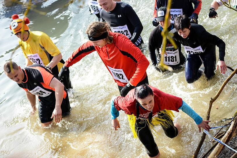 Teilnehmer kämpfen sich während dem 5. Extremlauf «Braveheart-Battle» in Münnerstadt (Bayern) durch ein Wasserhindernis.