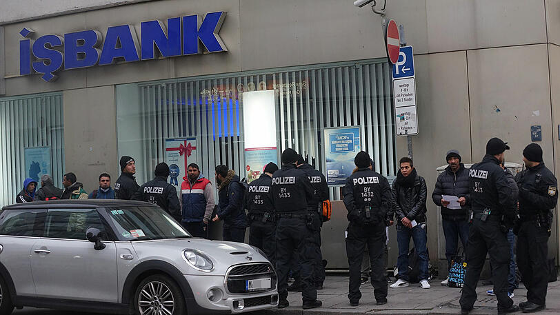 Die Polizei war rund um den Hauptbahnhof verstärkt im Einsatz. Die Bilder der Razzia.