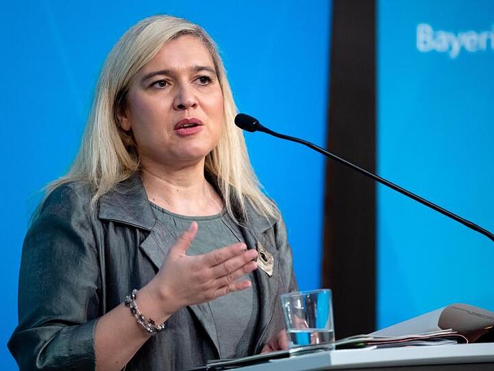 Gesundheitsministerin Melanie Huml (CSU) spricht bei einer Pressekonferenz. Foto: Sven Hoppe/dpa/Archivbild