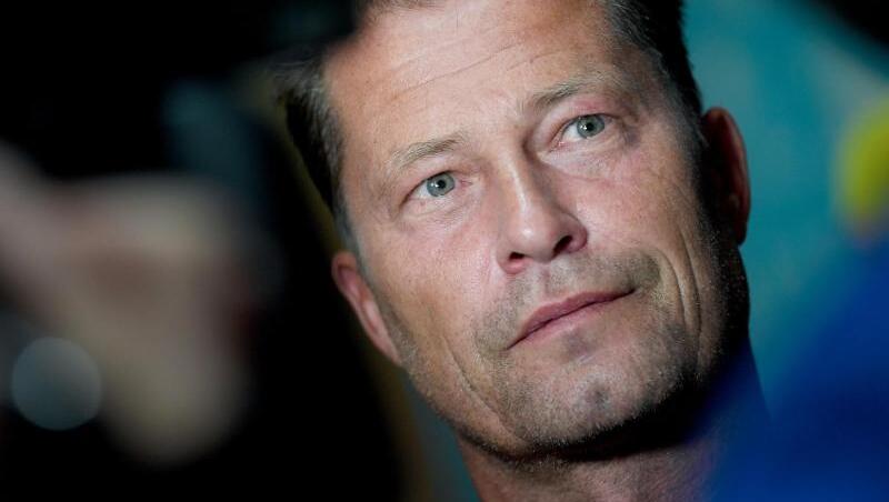 Til Schweiger macht seinem Ärger Luft. Til Schweiger macht seinem Ärger Luft.