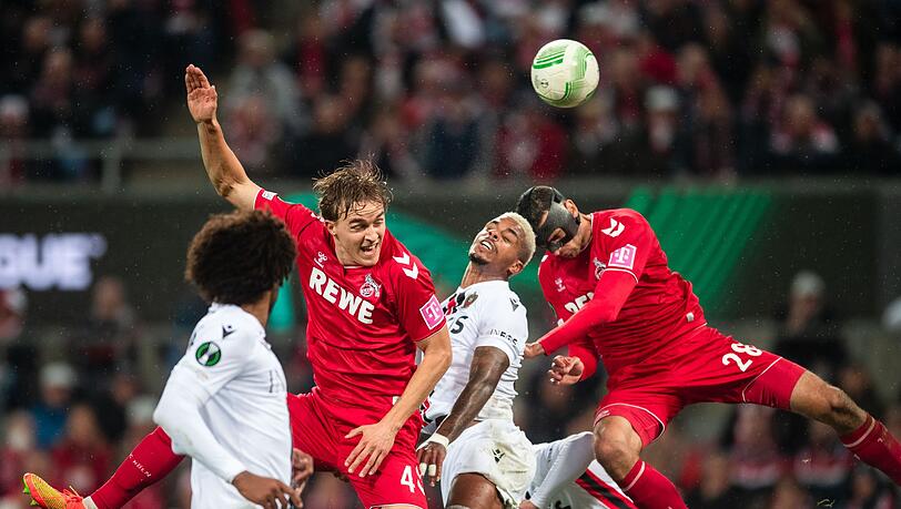 Kölns Timo Huebers (2. v.l.-r), Nizzas Mario Lemina und Kölns Ellyes Skhiri kämpfen um den Ball.