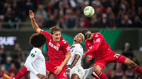 Kölns Timo Huebers (2. v.l.-r), Nizzas Mario Lemina und Kölns Ellyes Skhiri kämpfen um den Ball.