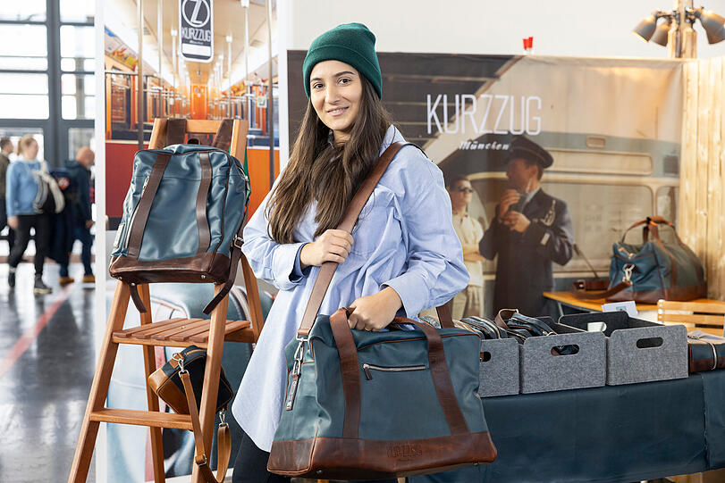 Außergewöhnliche Taschen aus recycelten Münchner U-Bahn Sitzbezügen - zu finden auf der Heim+Handwerk.