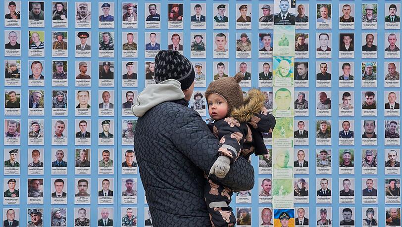 Die Ukraine hat viele Tote zu beklagen und wartet sehnlich auf Frieden.