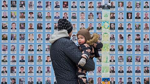 Die Ukraine hat viele Tote zu beklagen und wartet sehnlich auf Frieden.