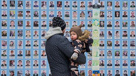 Die Ukraine hat viele Tote zu beklagen und wartet sehnlich auf Frieden.
