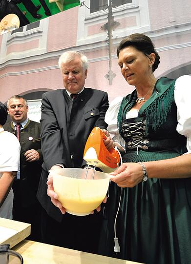 Die Backmeister:
Der für den Münchner Merkur tätige Fotograf setzte sich mit einem Motiv durch, das Bundeslandwirtschaftministerin Ilse Aigner und Ministerpräsident Horst Seehofer beim gemeinsamen Brotbacken auf dem Zentralen Landwirtschaftsfest während des Oktoberfestes zeigt. Die beiden Politiker waren in der Schauküche der bayerischen Landfrauen aufgefordert worden, einen Teig anzurühren. Wie das ohne Anbindung an das Stromnetz gelingen sollte, bleibt allerdings die Frage &hellip;Das Preisgeld beträgt 1000 Euro.