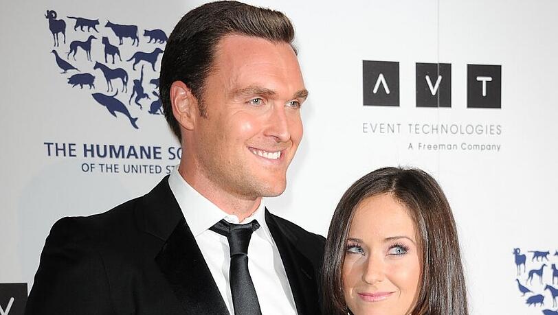 Owain Yeoman mit seiner (echten) Frau Gigi Yallouz Owain Yeoman mit seiner (echten) Frau Gigi Yallouz