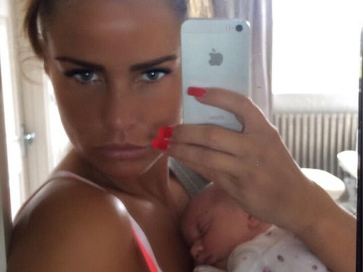 Katie Price kuschelt mit ihrer süßen Tochter Bunny