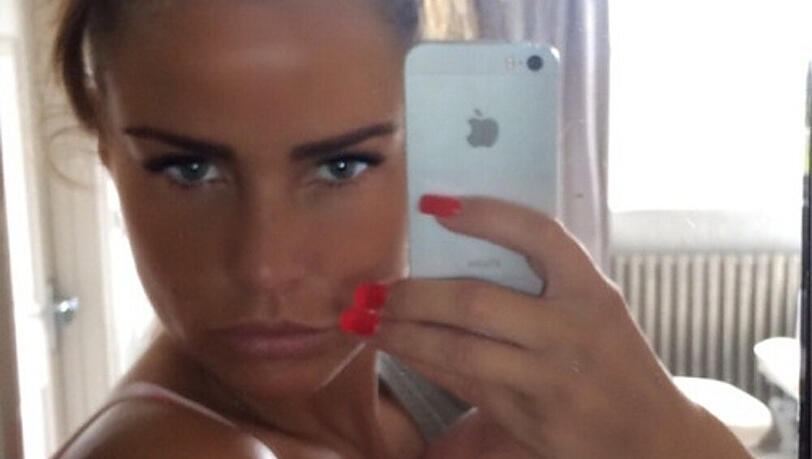 Katie Price kuschelt mit ihrer süßen Tochter Bunny Katie Price kuschelt mit ihrer süßen Tochter Bunny