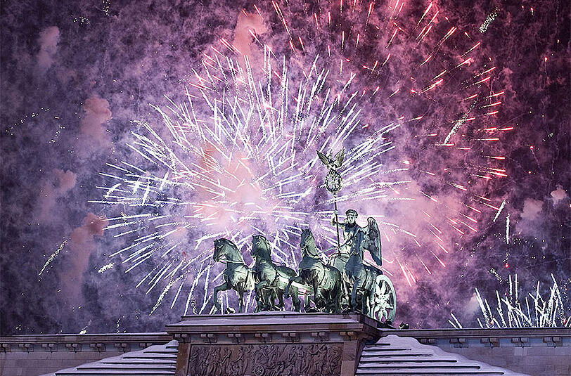 Drei, zwei, eins: Neujahr! Dann steigen wieder die Raketen in die Luft. Eine aktuelle Umfrage zeigt: Die Mehrheit der Menschen in Deutschland findet die Knallerei zum Jahreswechsel gut.