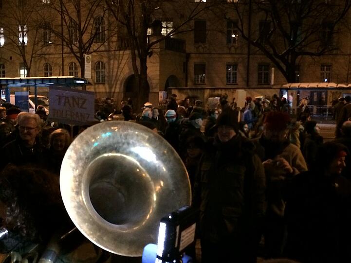 "Wir blasen Bagida den Marsch!" Unter diesem Motto wird am Goetheplatz für ein buntes, tolerantes München demonstriert - mit Musik.