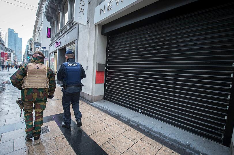 Soldaten und Polizei zeigen am Samstag starke Präsenz in den Straßen von Brüssel.