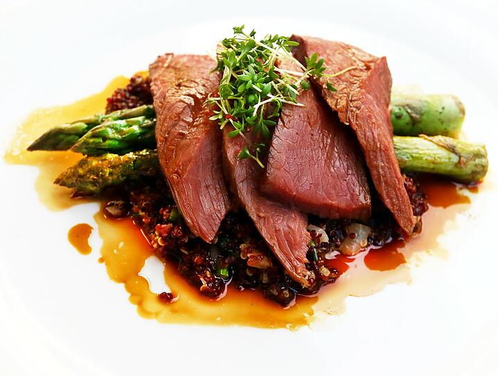 Der 4. Gang: Straußensteak an gebratenem grünen Spargel und rotem Quinoarisotto.