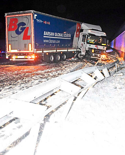 Gleich zwei LKW stellten sich am Mittwochabend auf der schneeglatten A9 quer. Die Bilder.