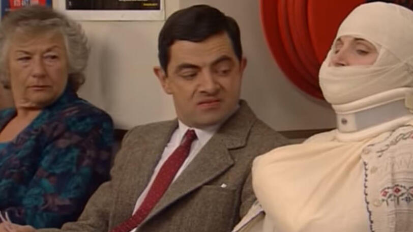 Mr. Bean (Rowan Atkinson) vertreibt sich die Zeit, indem er sich über andere Patienten lustig macht.