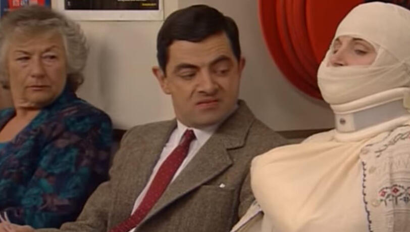 Mr. Bean (Rowan Atkinson) vertreibt sich die Zeit, indem er sich über andere Patienten lustig macht. Mr. Bean (Rowan Atkinson) vertreibt sich die Zeit, indem er sich über andere Patienten lustig macht.
