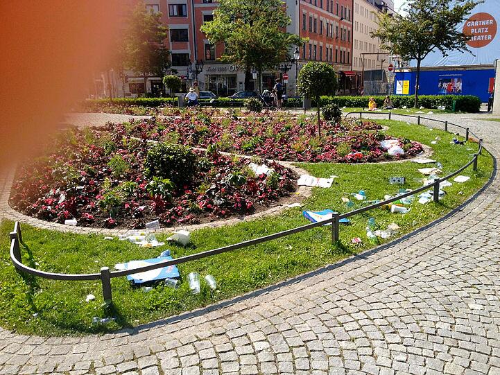 Der Gärtnerplatz versinkt im Müll, schimpft AZ-Leser Sven Schulze, der den Platz fotografiert hat.