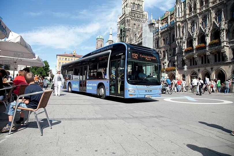 Im Auftrag der MVG fährt der Hybrid-Bus auf der Linie 132 vom Forstenrieder Park zum Rindermarkt oder zum Isartor.
Die Vorzüge des Busses: Er fährt ganz leise von der jeweiligen Haltestelle los &ndash; das freut die Anwohner. Dieser Flüster-Ton ist möglich, weil der MAN Lion&rsquo;s City in der Hybrid-Variante sich die ersten Meter auf seine gespeicherte elektrische Energie verlässt. Erst nach ein paar hundert Metern springt der Dieselmotor an, weil dann die sogenannten Ultracaps-Speicher leer sind. Die laden sich aber jedes Mal wieder neu auf, wenn der Bus bremst. Das schont die Umwelt und spart Treibstoff &ndash; der Dieselverbrauch und die Kohlendioxid-Emission des Busses werden so um bis zu 30 Prozent reduziert.
München war die erste Metropole Europas, in der dieser MAN-Hybrid-Bus vor drei Jahren erstmals zum Einsatz kam &ndash; es folgten Paris, Barcelona, Mailand und Wien.