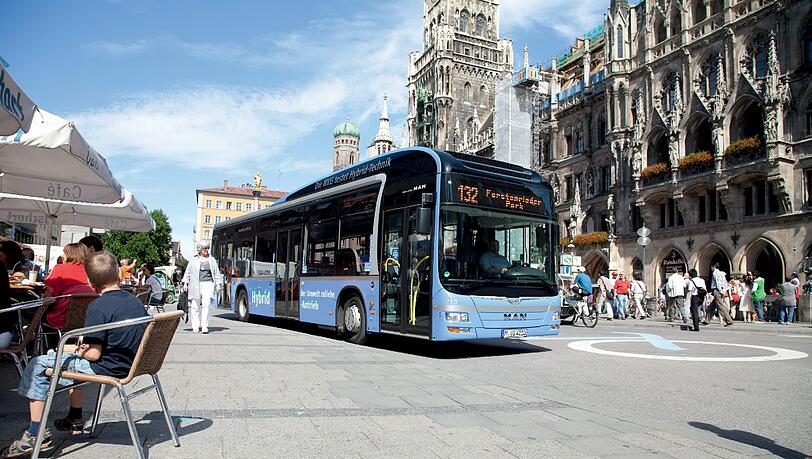 Im Auftrag der MVG fährt der Hybrid-Bus auf der Linie 132 vom Forstenrieder Park zum Rindermarkt oder zum Isartor.
Die Vorzüge des Busses: Er fährt ganz leise von der jeweiligen Haltestelle los – das freut die Anwohner. Dieser Flüster-Ton ist möglich, weil der MAN Lion’s City in der Hybrid-Variante sich die ersten Meter auf seine gespeicherte elektrische Energie verlässt. Erst nach ein paar hundert Metern springt der Dieselmotor an, weil dann die sogenannten Ultracaps-Speicher leer sind. Die laden sich aber jedes Mal wieder neu auf, wenn der Bus bremst. Das schont die Umwelt und spart Treibstoff – der Dieselverbrauch und die Kohlendioxid-Emission des Busses werden so um bis zu 30 Prozent reduziert.
München war die erste Metropole Europas, in der dieser MAN-Hybrid-Bus vor drei Jahren erstmals zum Einsatz kam – es folgten Paris, Barcelona, Mailand und Wien. Im Auftrag der MVG fährt der Hybrid-Bus auf der Linie 132 vom Forstenrieder Park zum Rindermarkt oder zum Isartor.
Die Vorzüge des Busses: Er fährt ganz leise von der jeweiligen Haltestelle los – das freut die Anwohner. Dieser Flüster-Ton ist möglich, weil der MAN Lion’s City in der Hybrid-Variante sich die ersten Meter auf seine gespeicherte elektrische Energie verlässt. Erst nach ein paar hundert Metern springt der Dieselmotor an, weil dann die sogenannten Ultracaps-Speicher leer sind. Die laden sich aber jedes Mal wieder neu auf, wenn der Bus bremst. Das schont die Umwelt und spart Treibstoff – der Dieselverbrauch und die Kohlendioxid-Emission des Busses werden so um bis zu 30 Prozent reduziert.
München war die erste Metropole Europas, in der dieser MAN-Hybrid-Bus vor drei Jahren erstmals zum Einsatz kam – es folgten Paris, Barcelona, Mailand und Wien.