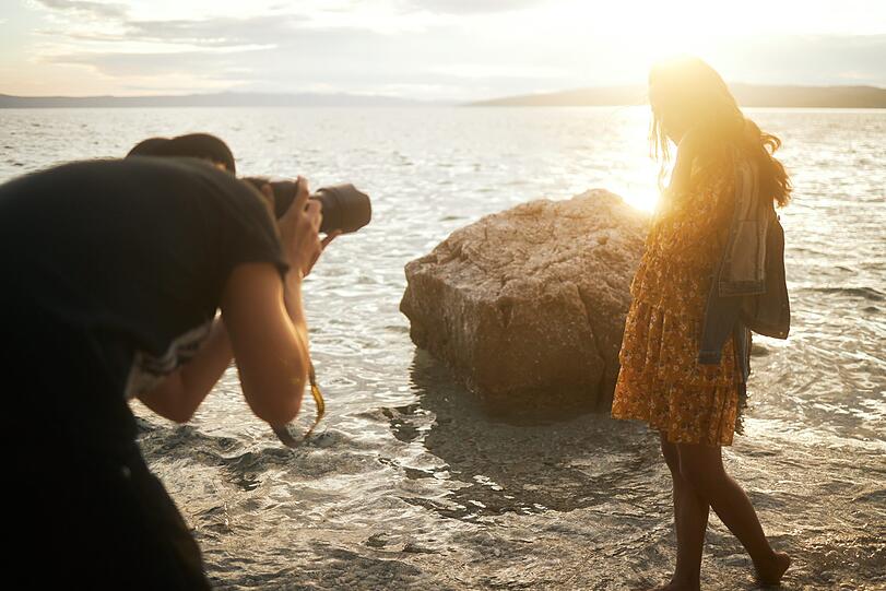 Am zweiten Tag  knipste Fotograf Robert Sakowski die Models in der Abendsonne am Felsstrand.