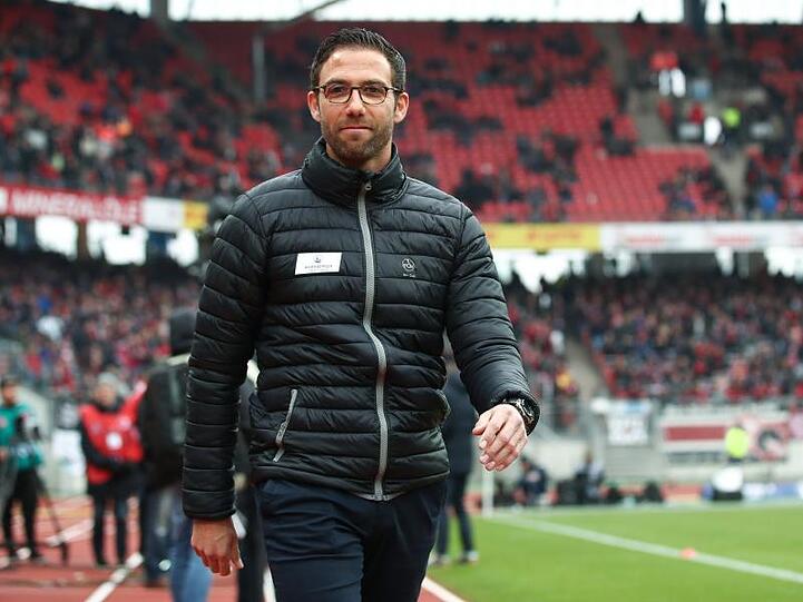 Der Nürnberger Interimstrainer Boris Schommers geht vor Spielbeginn über den Platz. Foto: Daniel Karmann/Archiv