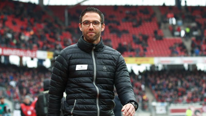 Der Nürnberger Interimstrainer Boris Schommers geht vor Spielbeginn über den Platz. Foto: Daniel Karmann/Archiv Der Nürnberger Interimstrainer Boris Schommers geht vor Spielbeginn über den Platz. Foto: Daniel Karmann/Archiv