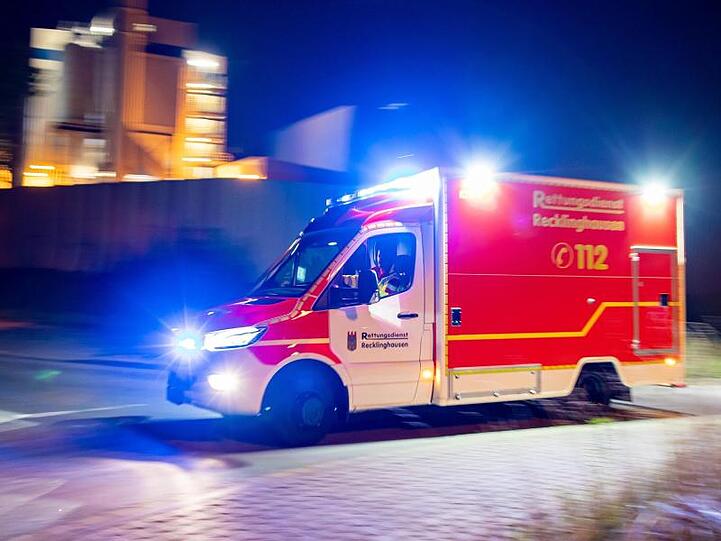 Ein Rettungswagen der Feuerwehr fährt mit Blaulicht durch eine Straße. Foto: Marcel Kusch/dpa/Symbolbild