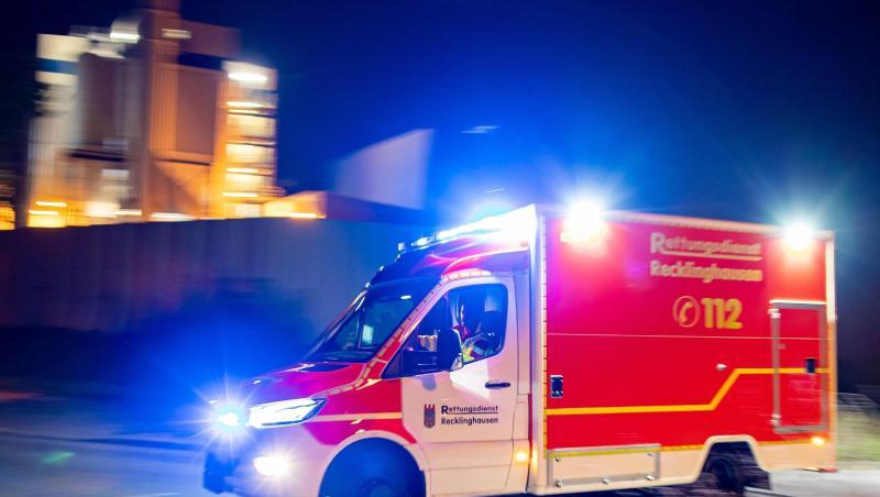 Ein Rettungswagen der Feuerwehr fährt mit Blaulicht durch eine Straße. Foto: Marcel Kusch/dpa/Symbolbild Ein Rettungswagen der Feuerwehr fährt mit Blaulicht durch eine Straße. Foto: Marcel Kusch/dpa/Symbolbild