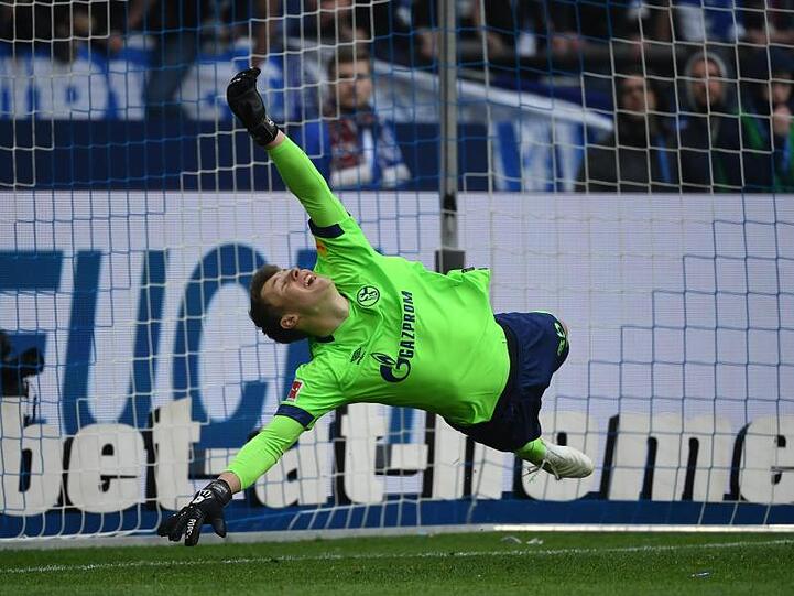 Alexander Nübel vom FC Schalke 04 springt beim Elfmeter nach dem Ball. Foto: Ina Fassbender/dpa/Archivbild