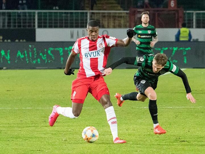 Lerow Kwado (l) während des Spiels gegen Preußen Münster. Foto: Carsten Pöhler/dpa