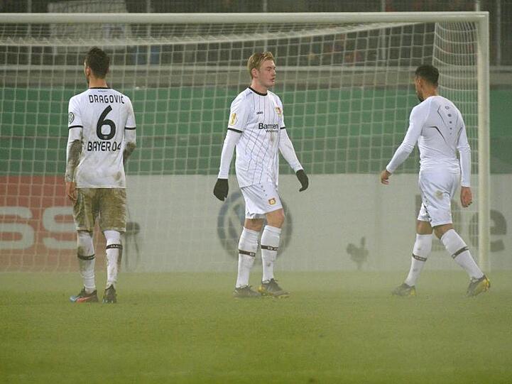 Nach dem Aus im DFB-Pokal gegen den 1. FC Heidenheim gehen die Spieler von Bayer Leverkusen enttäuscht vom Platz.