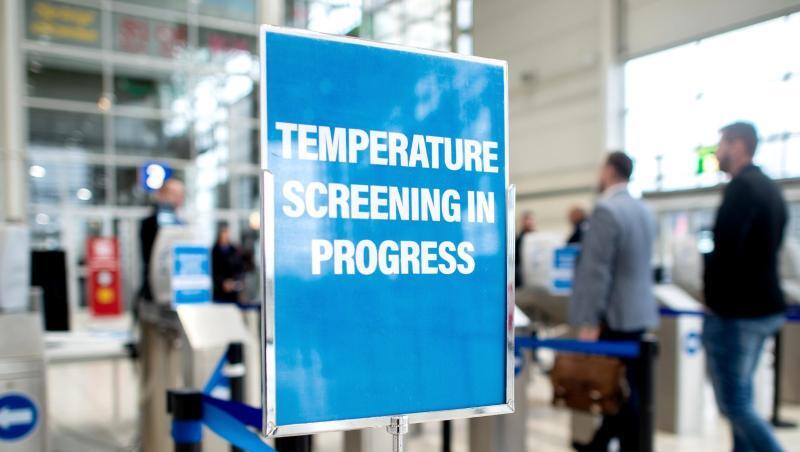 Sicherheitsmaßnahme auf der Reifenmesse in Hannover. Ein Schild weist am Eingang auf eine Einrichtung zur Messung der Körpertemperatur hin. Sicherheitsmaßnahme auf der Reifenmesse in Hannover. Ein Schild weist am Eingang auf eine Einrichtung zur Messung der Körpertemperatur hin.