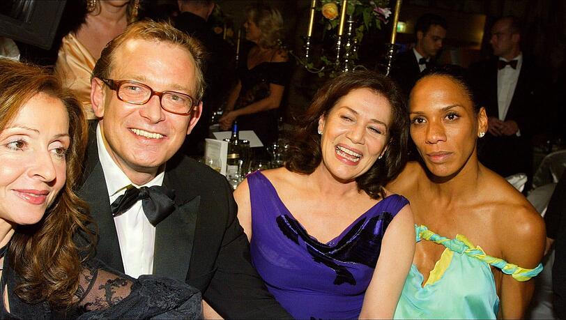 Immer mittendrin in der Society: Gerhard Meir beim Bambi 2002 mit (v. l.) Vicky Leandros, Hannelore Elsner und Barbara Becker. Immer mittendrin in der Society: Gerhard Meir beim Bambi 2002 mit (v. l.) Vicky Leandros, Hannelore Elsner und Barbara Becker.