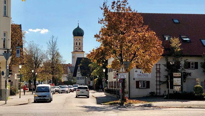 Blick in die Heiglhofstraße auf den alten Dorfkern von Hadern: Der Zwiebelturm der katholischen Barockkirche St. Peter und umgebende frühere Bauernhöfe. Mehr Münchner Dorfkerne hier zum Durchklicken. Blick in die Heiglhofstraße auf den alten Dorfkern von Hadern: Der Zwiebelturm der katholischen Barockkirche St. Peter und umgebende frühere Bauernhöfe. Mehr Münchner Dorfkerne hier zum Durchklicken.