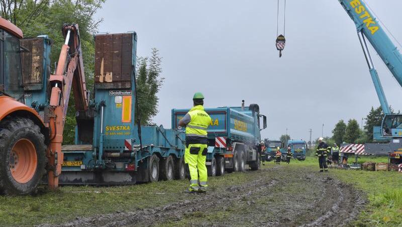 Einsatzkräfte stehen in der Nähe des Unfallorts.