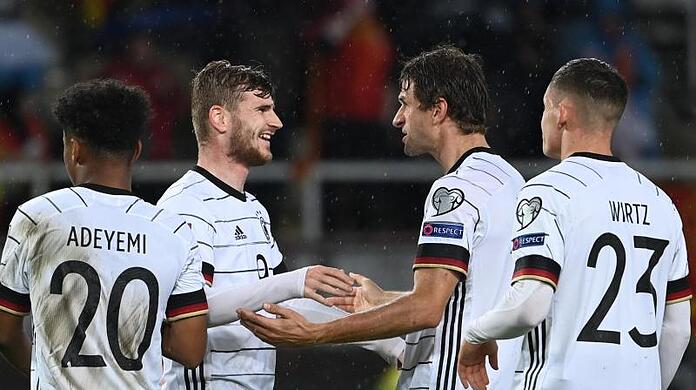 Doppeltorschütze Timo Werner (2.v.l) feiert mit Karim Adeyemi (l-r), Thomas Müller und Florian Wirtz das gelöste WM-Ticket für Katar.