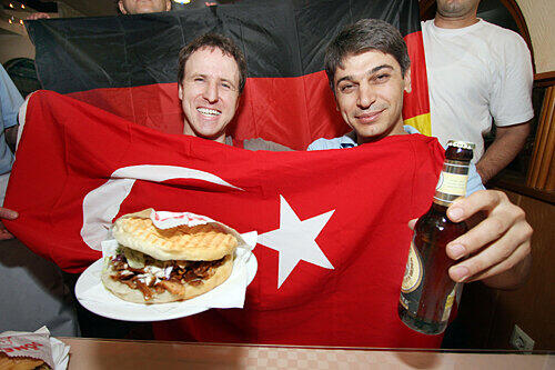 Fußball-Freunde: Thomas Freund (33) und Bilal Inak (34) wetten um einen Kasten Bier und einen Monat Gratis-Döner.