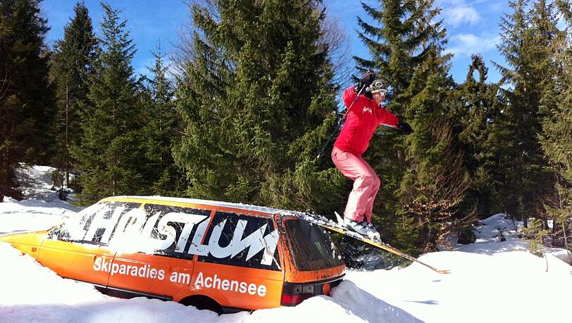 Für Marisa geht es in diesem Jahr an Weihnachten in die Berge zum Skifahren. Anscheinend nicht zum ersten Mal, wie sie mit diesem Tricksprung verrät.