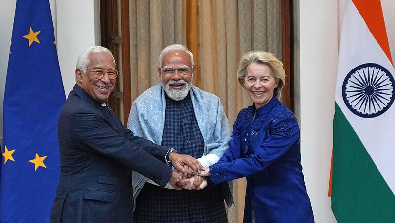 Feiern den erfolgreichen Abschluss der Freihandelsgespr&auml;che: EU-Ratspr&auml;sident Ant&oacute;nio Costa (l), der indische Ministerpr&auml;sident Narendra Modi und EU-Kommissionspr&auml;sidentin Ursula von der Leyen.