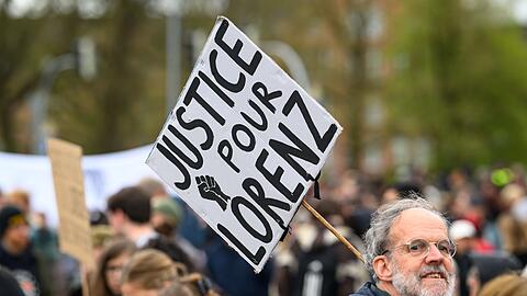 Demonstranten forderten bei der Kundgebung Gerechtigkeit und Aufkl&auml;rung.
