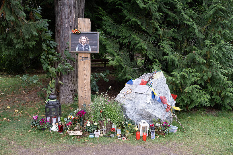 Ein Gegenstand am Laura-Dahlmeier-Denkmal hat am Dienstag Feuer gefangen, der Schaden blieb jedoch gering. Ein Gegenstand am Laura-Dahlmeier-Denkmal hat am Dienstag Feuer gefangen, der Schaden blieb jedoch gering.