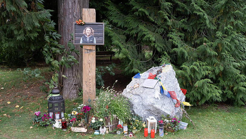 Ein Gegenstand am Laura-Dahlmeier-Denkmal hat am Dienstag Feuer gefangen, der Schaden blieb jedoch gering. Ein Gegenstand am Laura-Dahlmeier-Denkmal hat am Dienstag Feuer gefangen, der Schaden blieb jedoch gering.