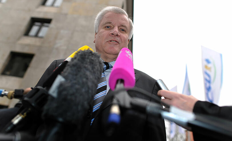 Horst Seehofer in der Nymphenburger Straße vor der CSU-Sitzung. Thema der Sitzung dürfte auch die Plagiatsaffäre von Verteidigungsminister Guttenberg sein.