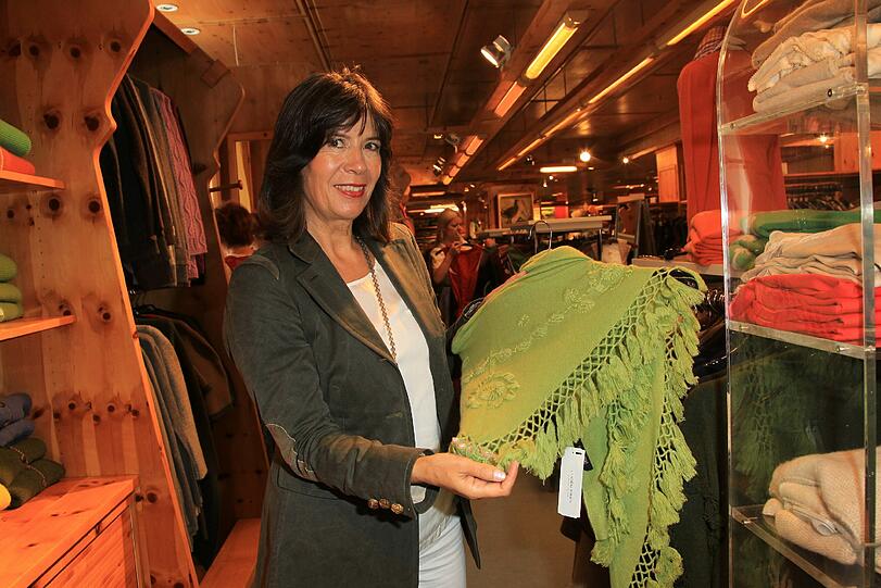Schickes Accessoire: Gabriele Hammerschick zeigt ein Umhängetuch