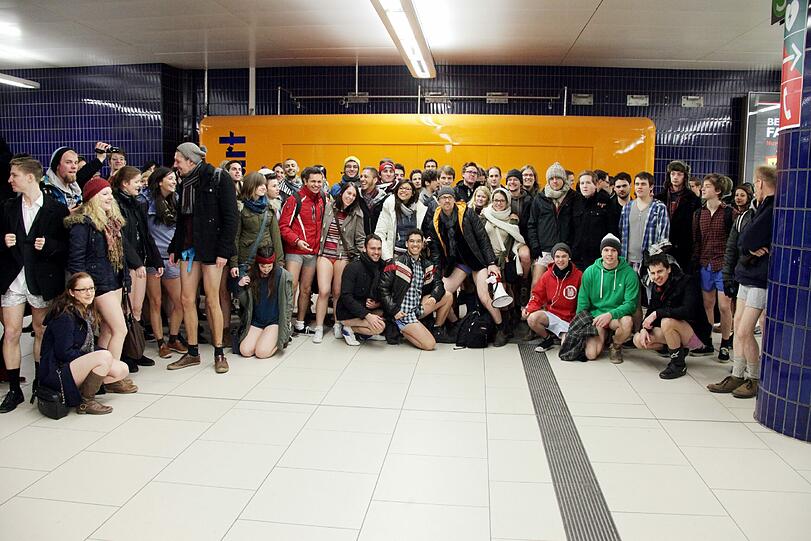 So macht U-Bahn fahren Spaß. Die Bilder vom Unterhosen-Flashmob in München.