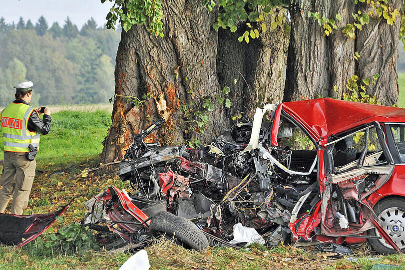 Der Fahrer des BMW konnte nur noch tot aus dem Wrack geborgen werden.