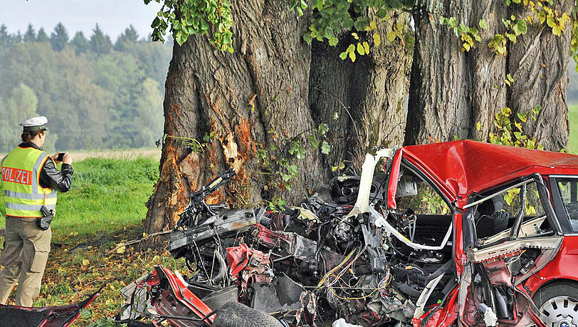 Der Fahrer des BMW konnte nur noch tot aus dem Wrack geborgen werden. Der Fahrer des BMW konnte nur noch tot aus dem Wrack geborgen werden.