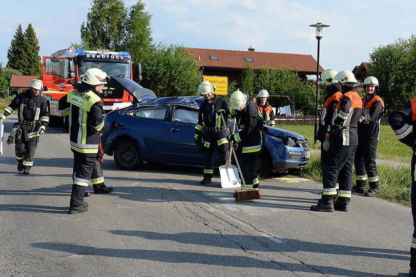Unfall mit Folgen: Ein 18-Jähriger kam mit seinem Auto von der Straße ab und überschlug sich mehrere Male.